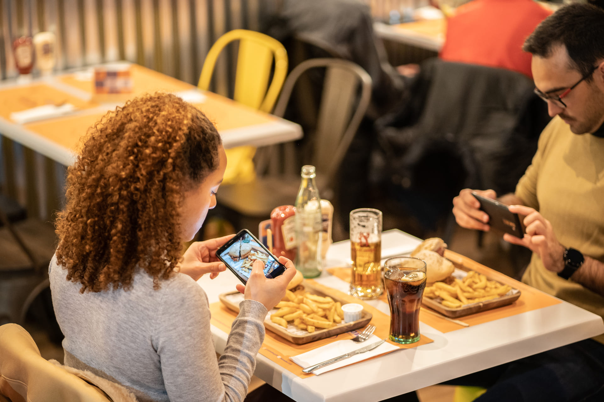 Disfrutando en la hamburguesería